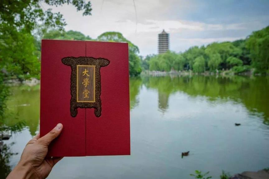 北大新版“大學堂”牌匾通知書驚艷登場！還有一份特別禮物