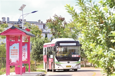 圖③：城市公交車開進江西省贛州市古坊村，村民出行更加便捷。 （圖片來源：視覺*）