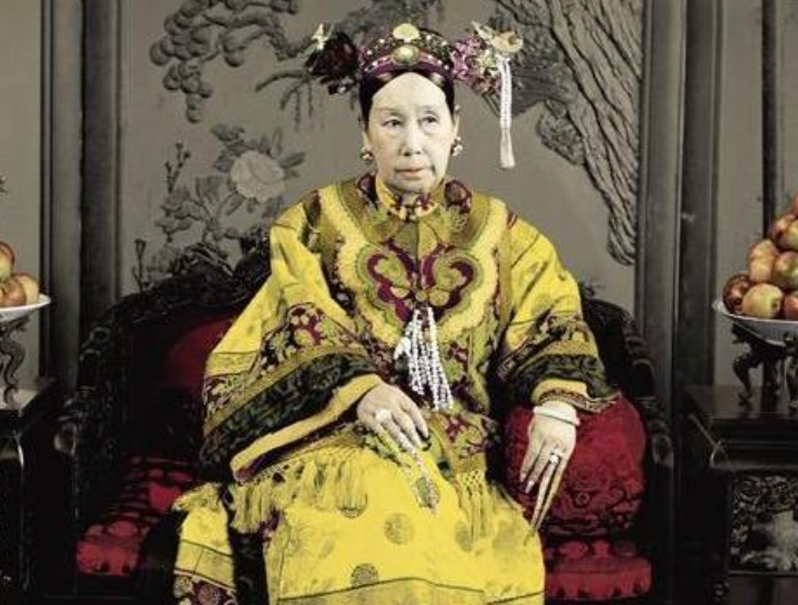 孫中山欲更換大清門牌匾，拆除匾額后，背面寫著：大明門