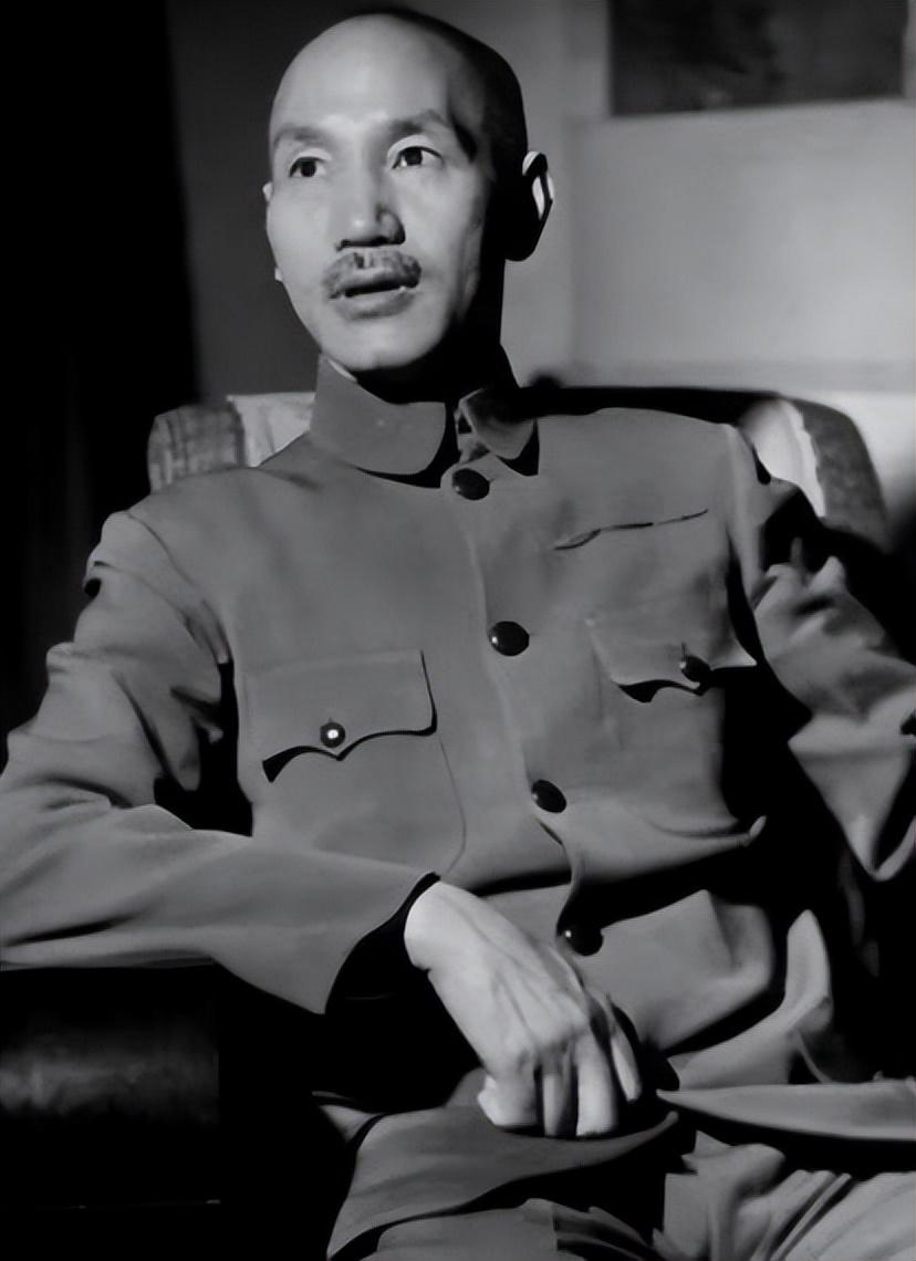 孫中山欲更換大清門牌匾，拆除匾額后，背面寫著：大明門